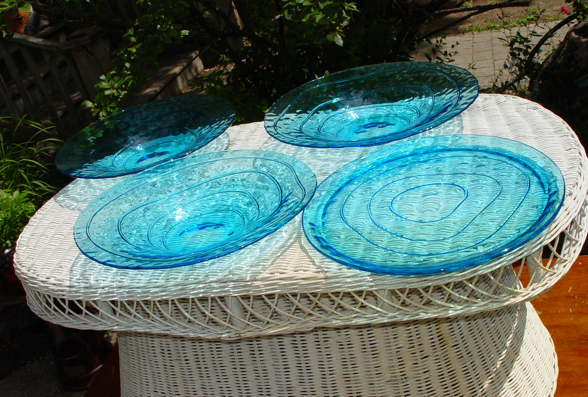 Mid Century Scandinavian
Ocean Blue Art Glass Large
Spiral Bowls & Charger
