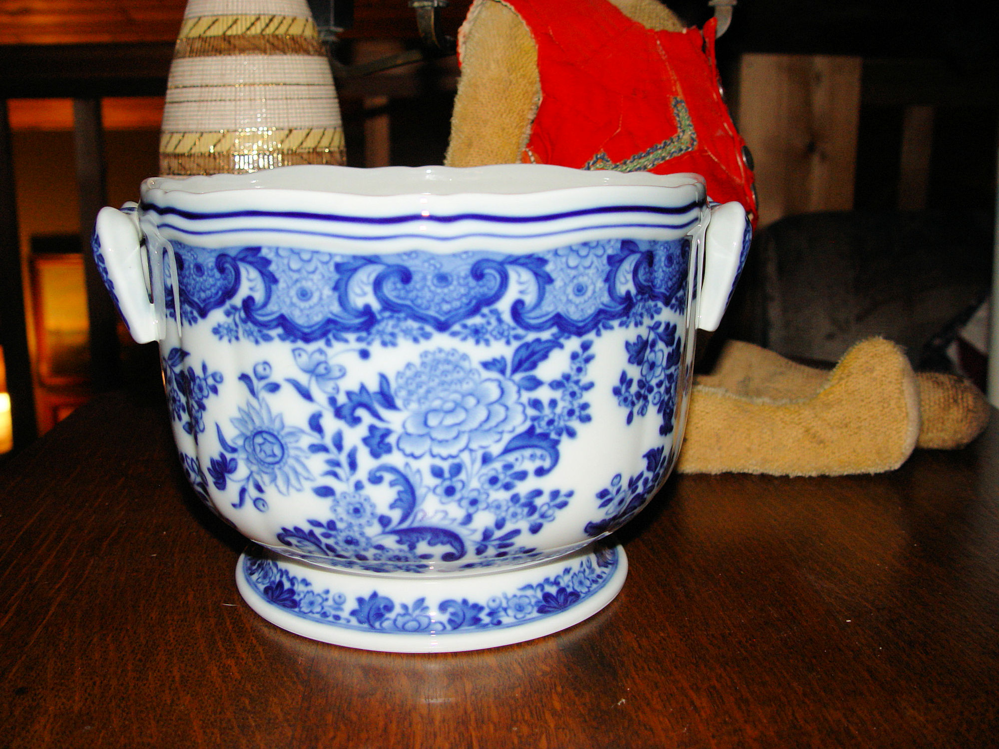 Mottahedeh Porcelain
Blue & White Chinese
Export Jardiniere,
Cachepot