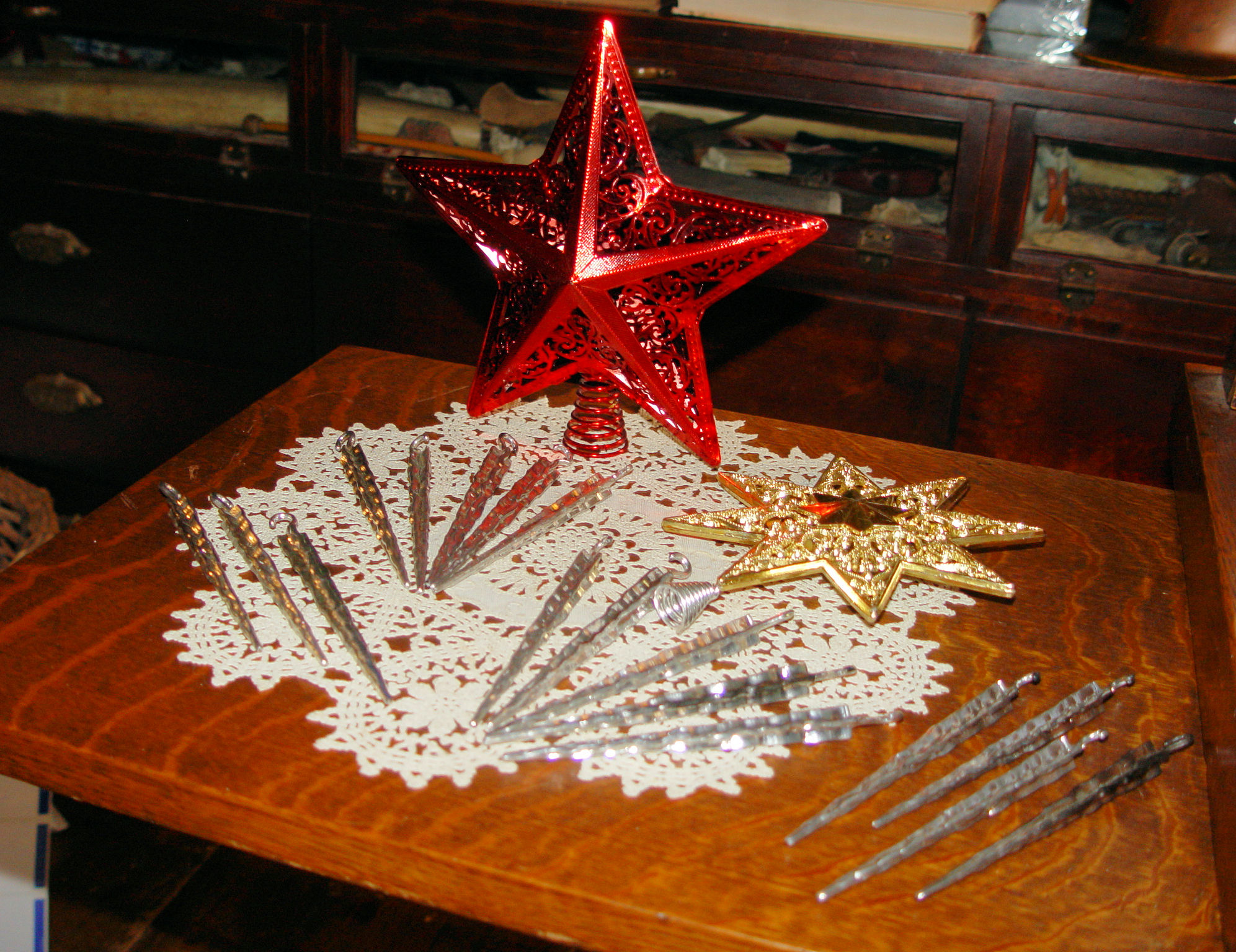 Vintage Christmas Metal
                                        Tree Topper's & Silver
                                        Ice-cycle Ornaments