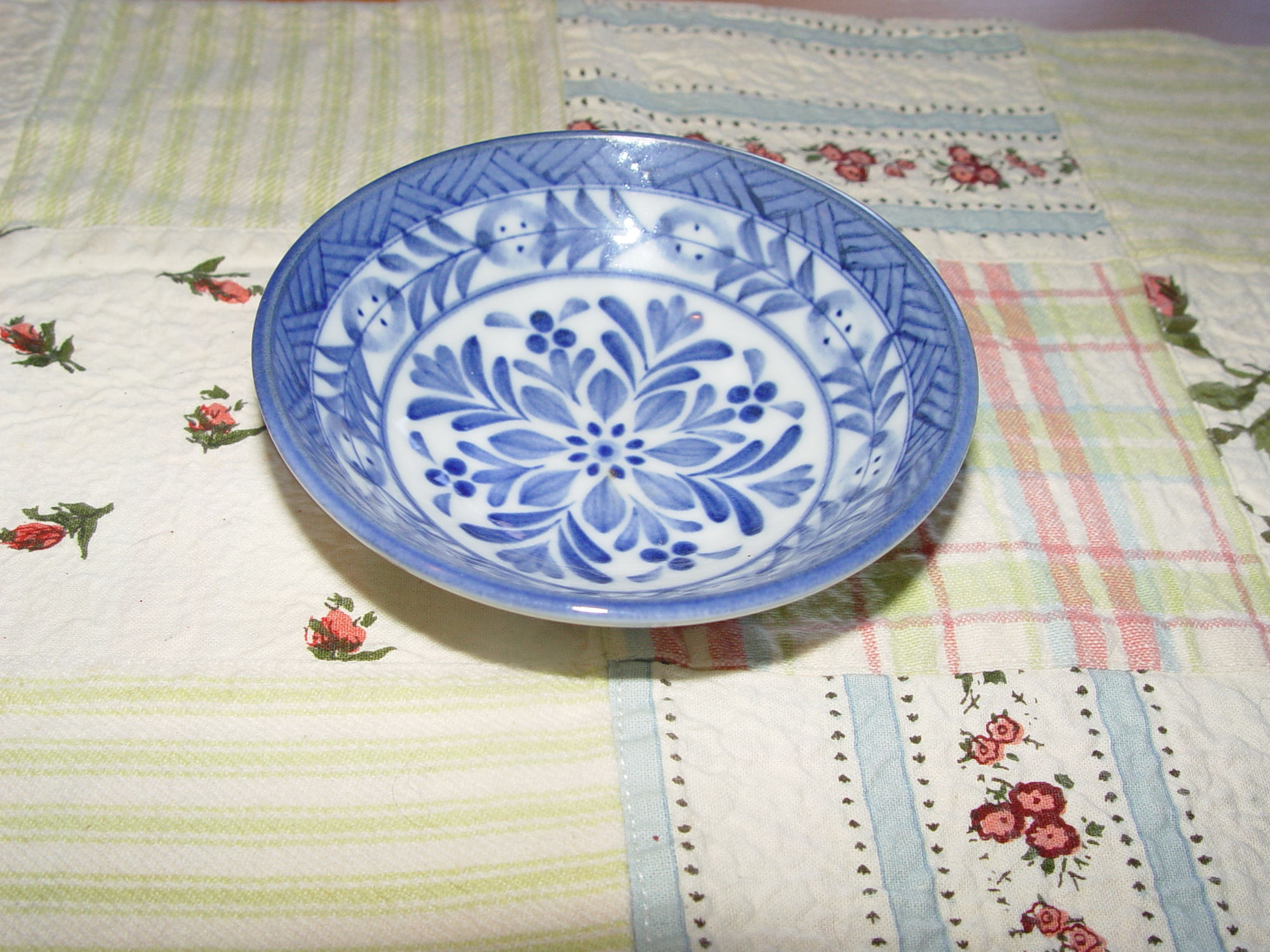 Beautiful blue and white
                                        Chinese porcelain bowl, bottom
                                        characters