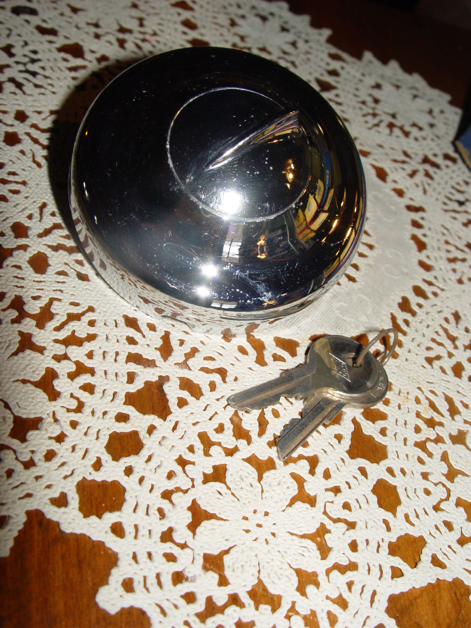 40's or 50's
                                Locking Finned Chrome Gas Cap with
                                Twisting Lid and Keys