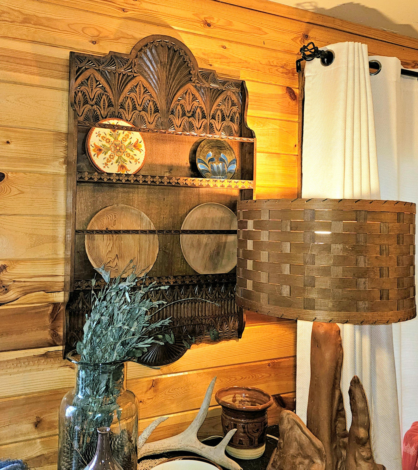 Vintage
Chip Carved Wooden Folk Art Plate Rack