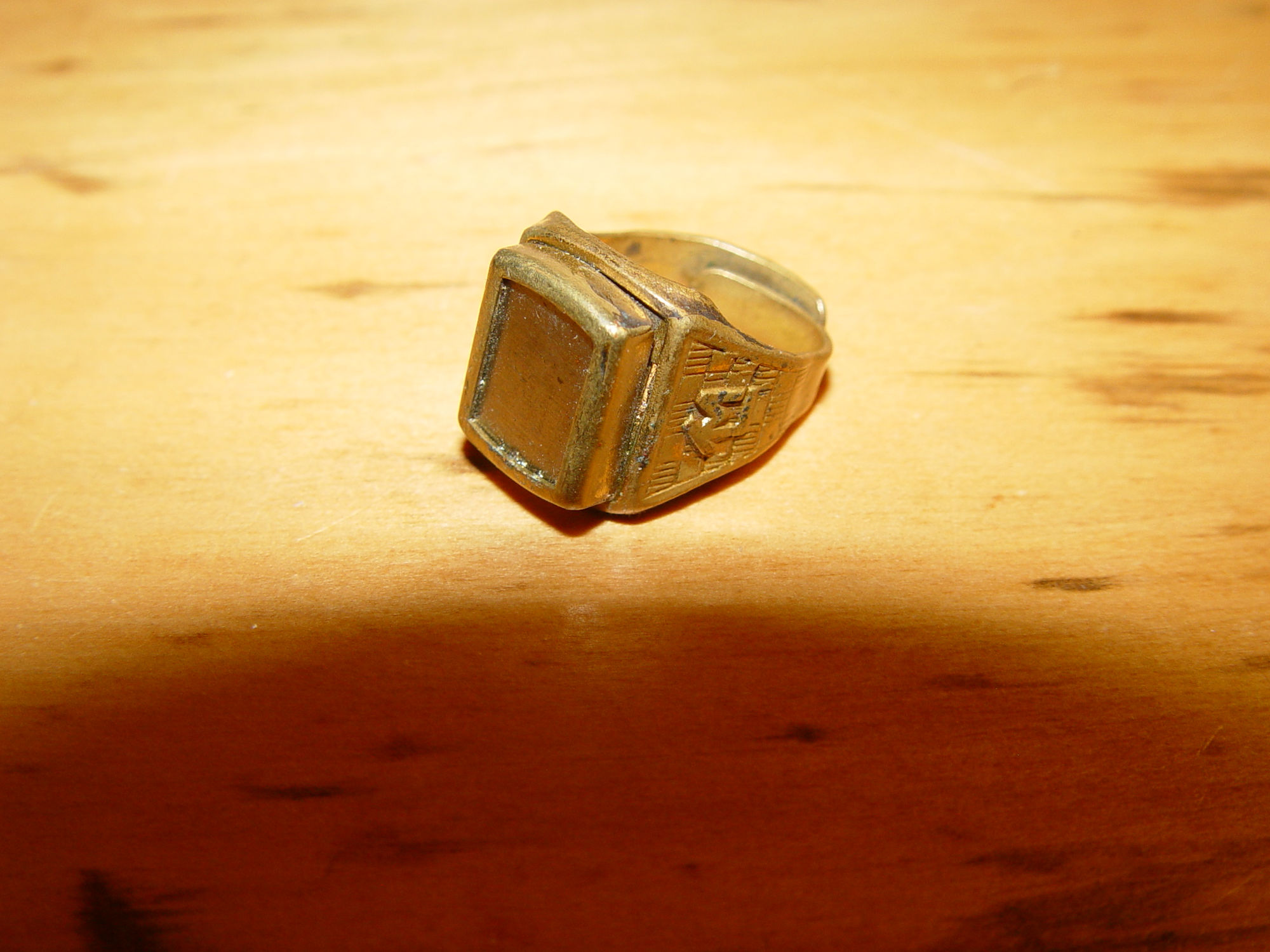 Tom Mix
                                        Radio Premium 1947 Ralston
                                        Purina Cereal Magnet Ring