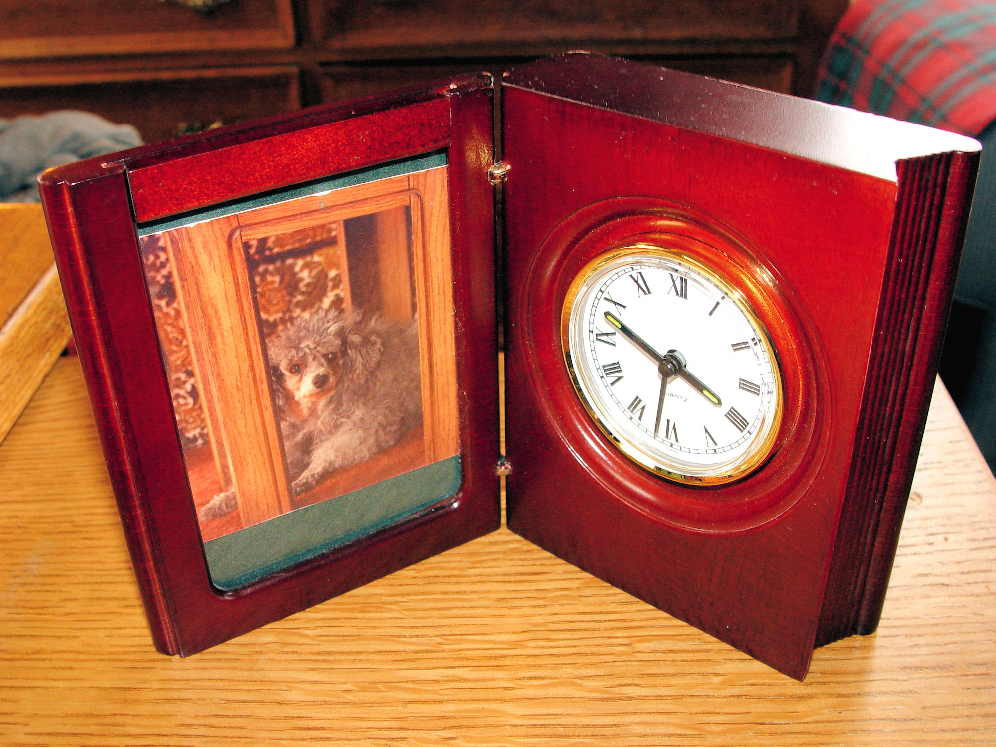 Vintage
                        Imperial Palace Souvenir Quartz Desk - Travel
                        Clock (Book)