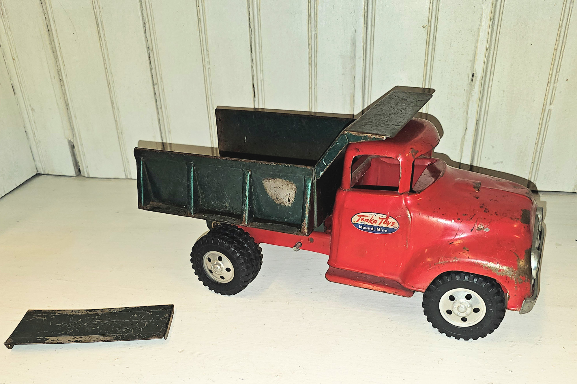 Vintage Tonka Dump Truck �
                                        Red Cab & Green Bed (c.
                                        1955�1960)