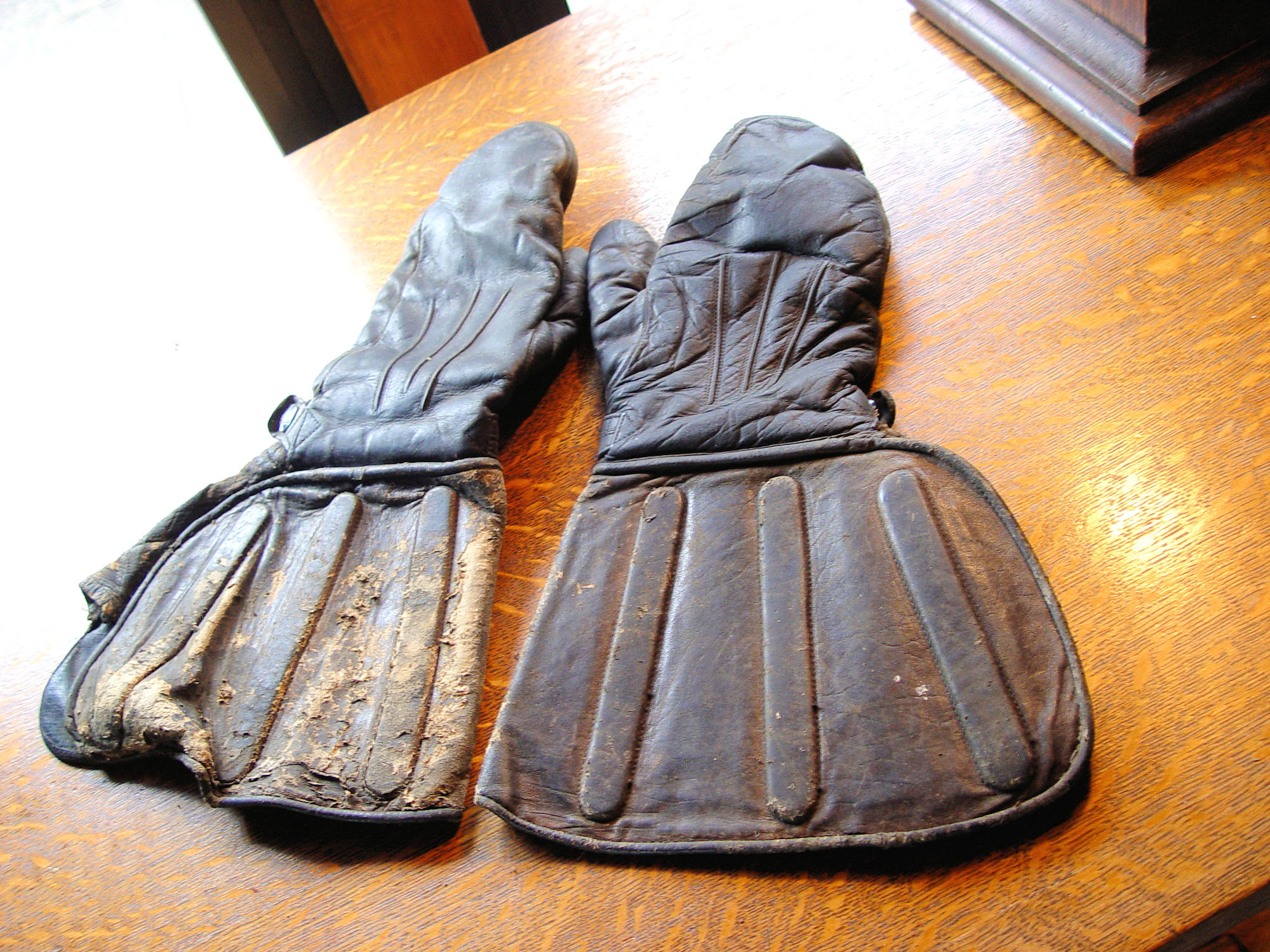 1910s-30s WL MFG Co. Mpls MN Leather Motorcycle /
Aviator Gauntlet Mittens