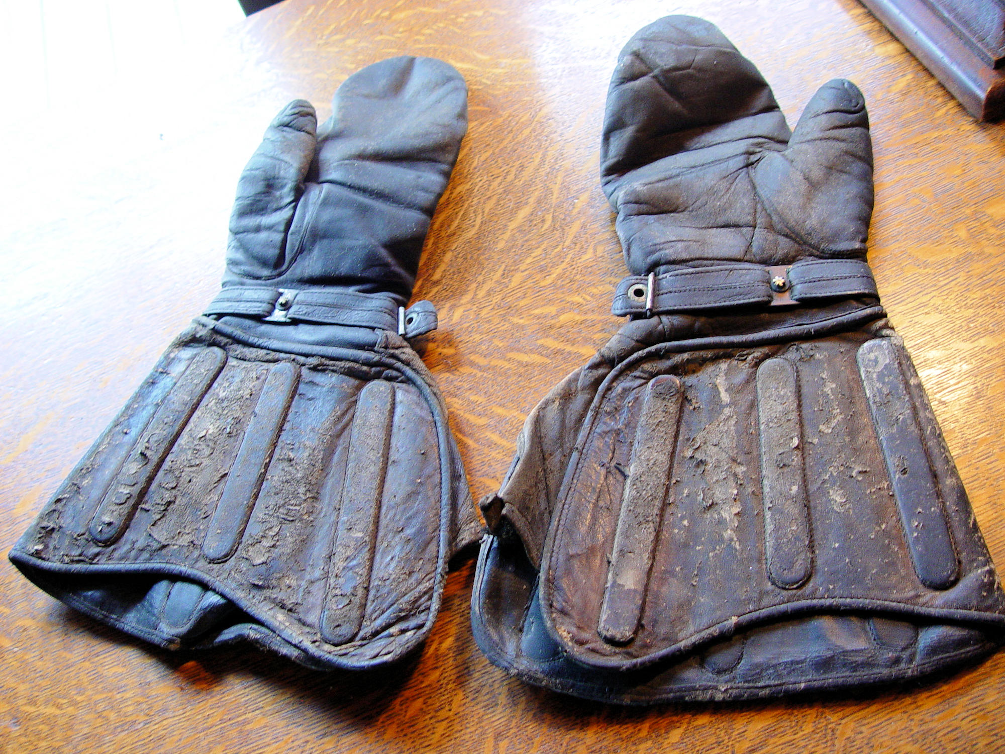 1910s-30s WL MFG Co. Mpls MN Leather Motorcycle /
Aviator Gauntlet Mittens