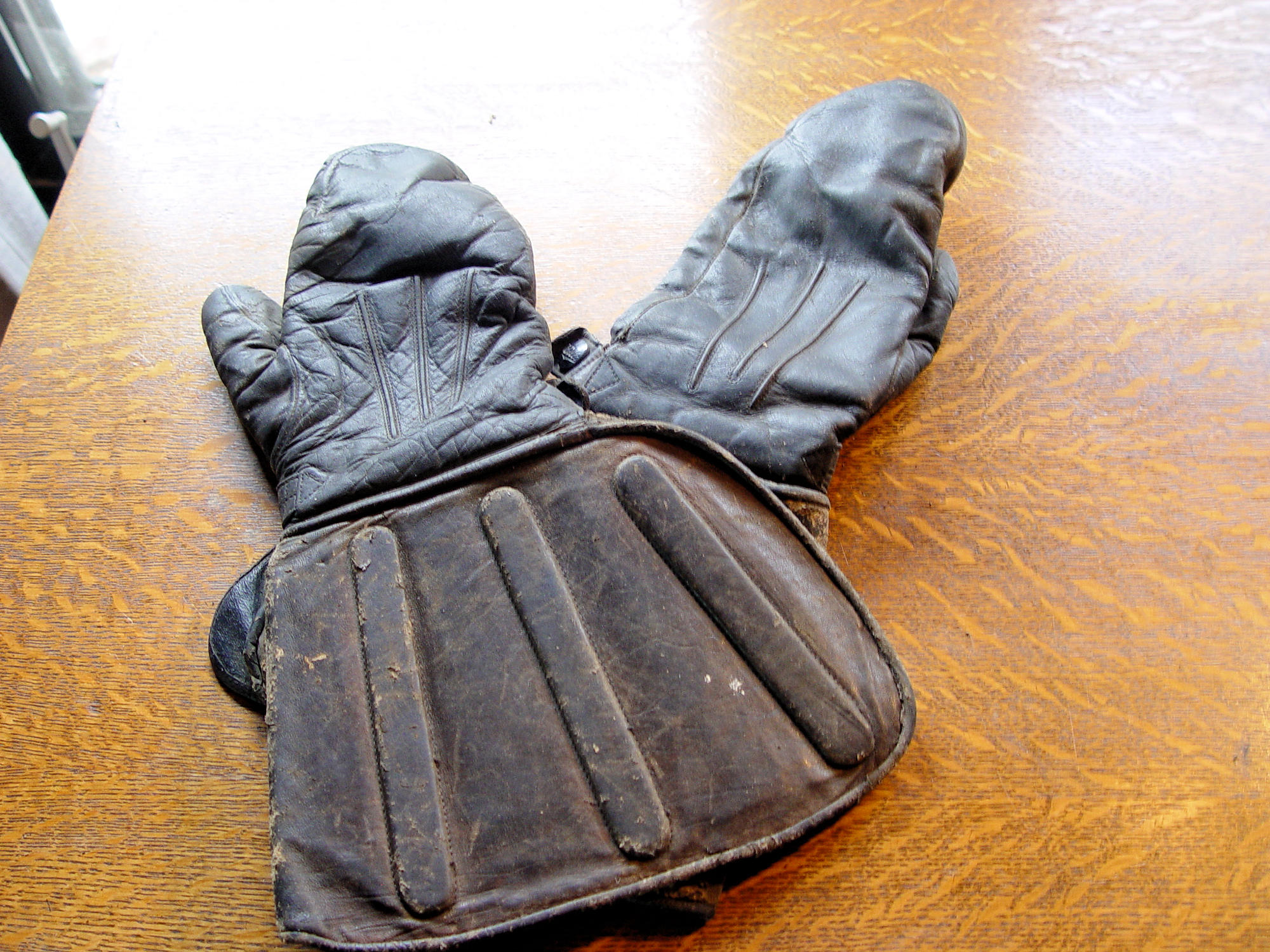 1910s-30s WL MFG Co. Mpls MN Leather Motorcycle /
Aviator Gauntlet Mittens