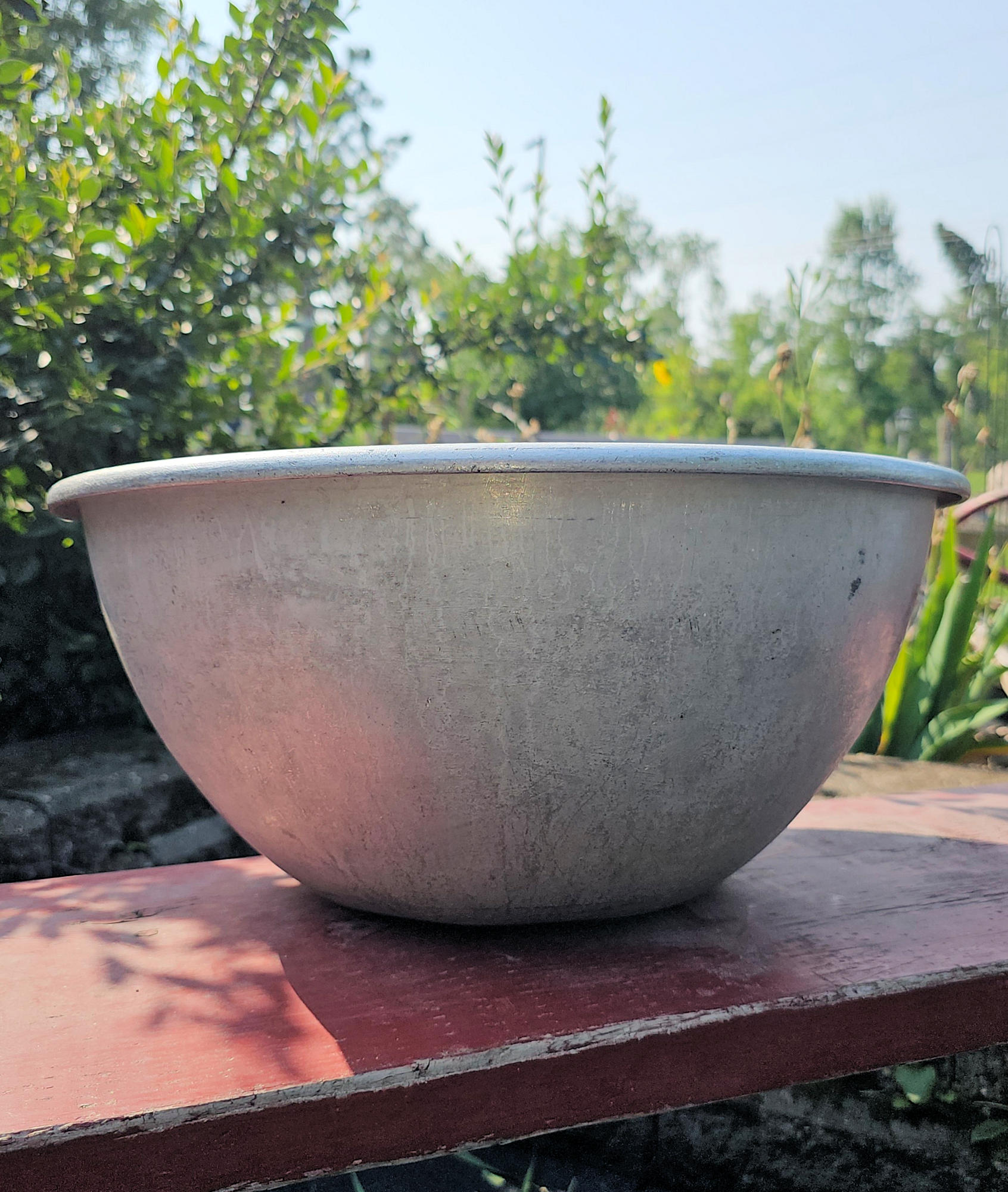 Early 17.5" Aluminum Mixing Bowl – Northern
Minnesota Logging Camp Find