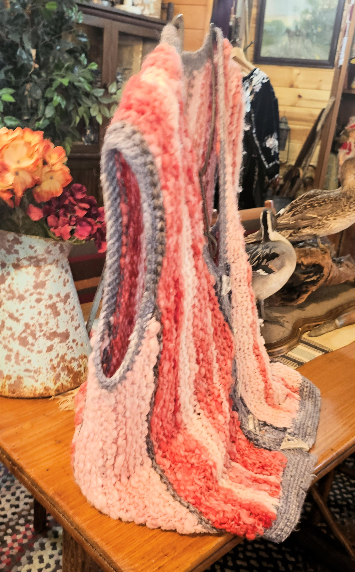 Handmade Mid‑Century Bouclé Yarn Vest – Pink &
Coral New Mexico, c.1960s