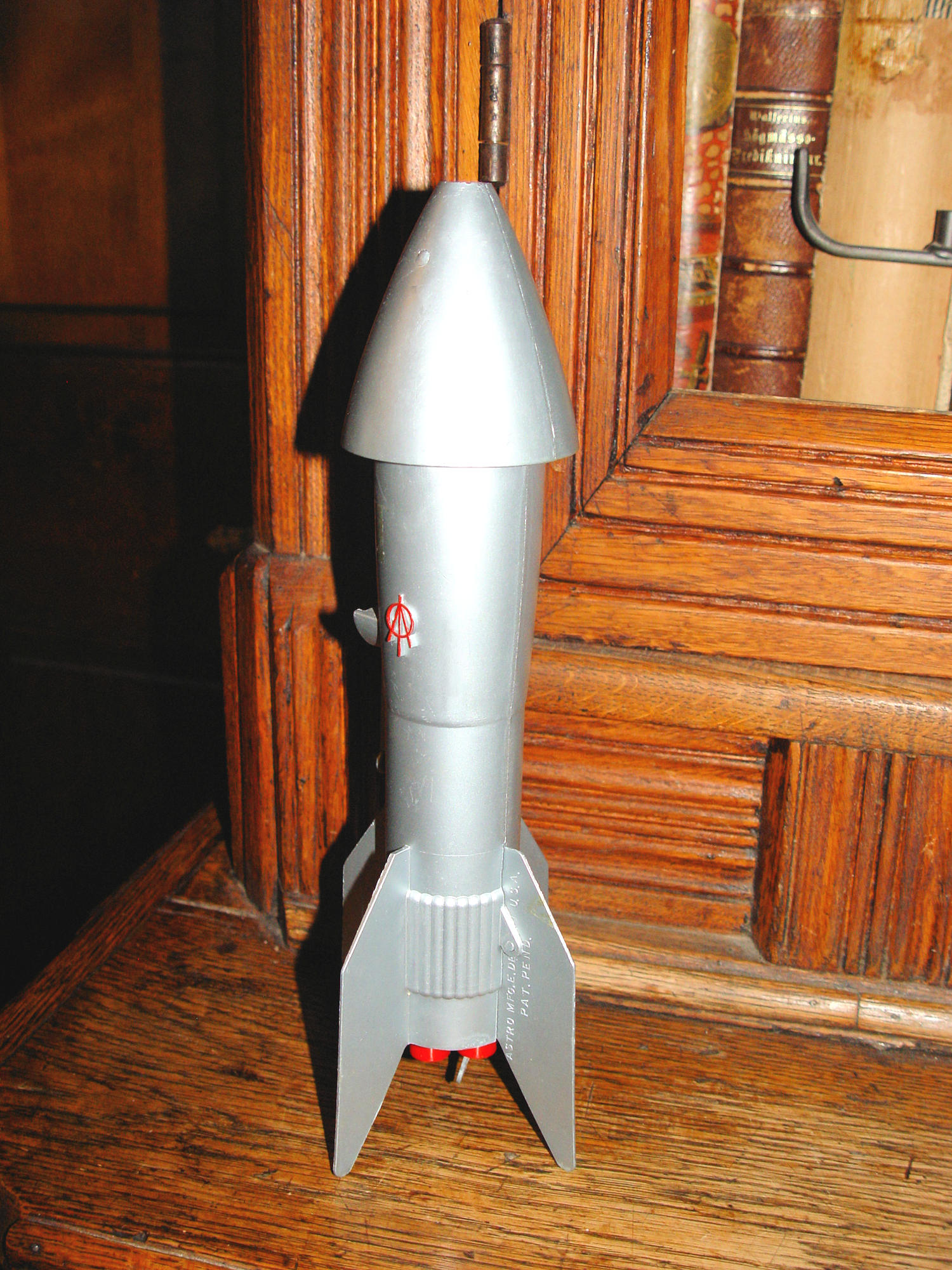 50s Top Rocket Bank (Near Mint w/ Original Key) –
First National Bank of Austin MN