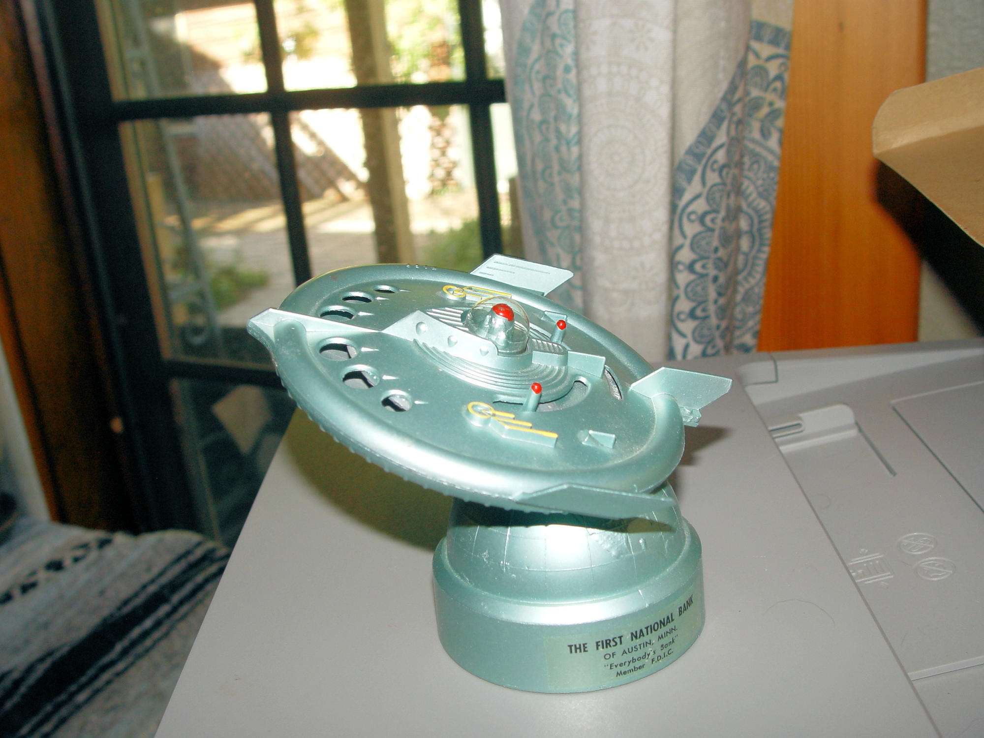 1956 Duro Mold Flying
Saucer Bank – Mint Metal
Mechanical UFO Toy w/ Box &
Key