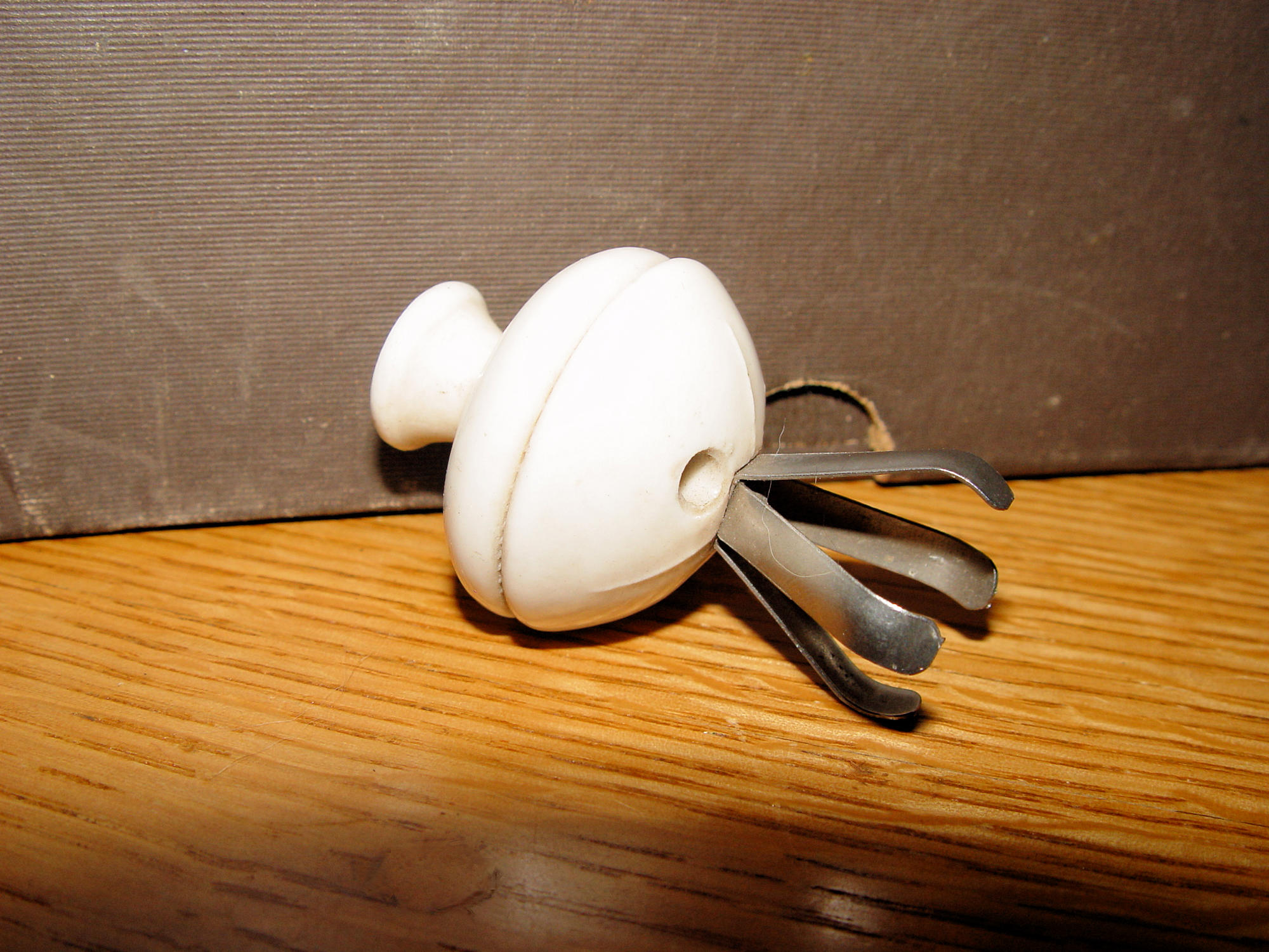1940s Vaculator Dutch Clothless Coffee Vacuum
Clip-in Ceramic Filter