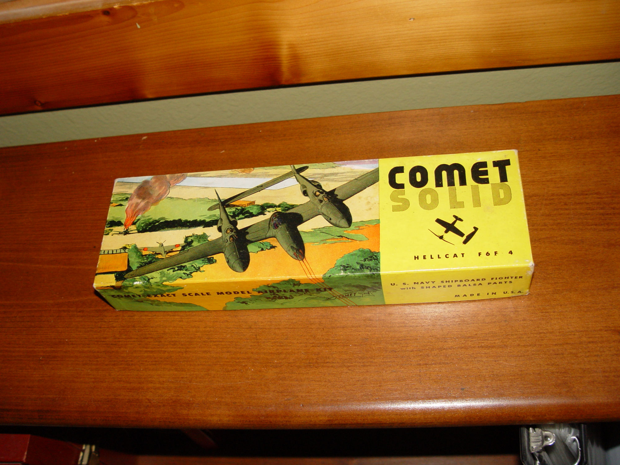 1944 H1 Comet Grumman
                                        Hellcat F6F-4 Model Airplane Kit
                                        Box